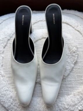 BALENCIAGA size EU40 (10US) creamy white mule